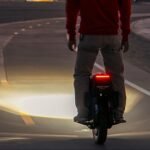 Inmotion Elektrisches Einrad V12S, für Erwachsene, schwarz, Reichweite bis zu 100 km, Geschwindigkeit begrenzt auf 20 km/h, 16-Zoll-Luftreifen, Touchscreen, Lautsprecher, schwarz