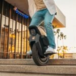 Inmotion Elektrisches Einrad V12S, für Erwachsene, schwarz, Reichweite bis zu 100 km, Geschwindigkeit begrenzt auf 20 km/h, 16-Zoll-Luftreifen, Touchscreen, Lautsprecher, schwarz